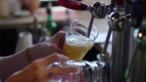 Server Pouring Beer From Tap For Customers Close Up Vídeo Stock 344858460