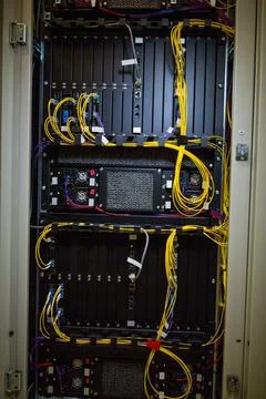 Server rack cabinet is being shown in vector illustration, with yellow fiber and Stockfoto's