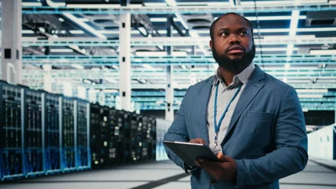 Server room admin using tablet app to enhance operational effectiveness 스톡 동영상 330141166