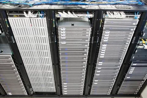 Server room aisle showing computer servers and CAT 5 cables. Stockfoto's