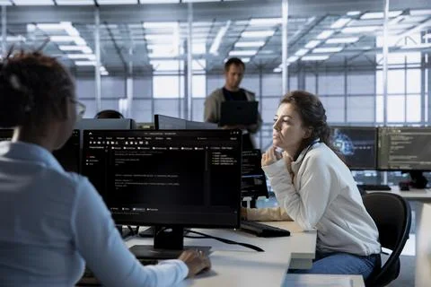 Server room employee uses data analytics to monitor performance Stockfoto's