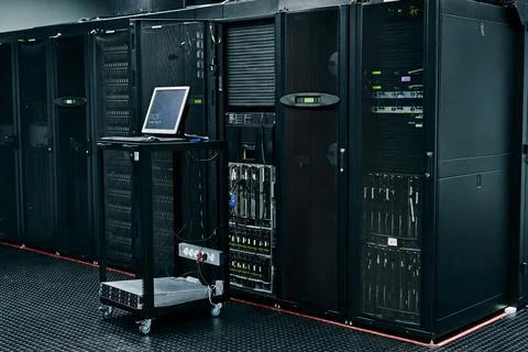 Server room, empty or laptop for internet connection, cloud computing network or 库存照片