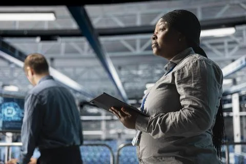 Server room infrastructure engineers scripting automated workflows Foto stock