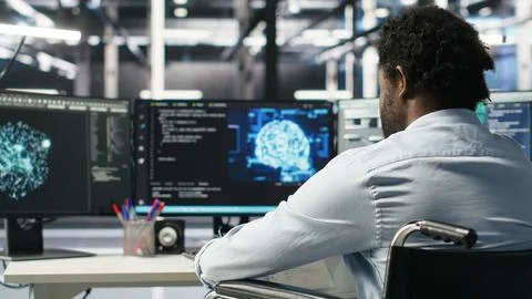 Server room programmer with paraplegia interprets AI data analytics graphs Stockfoto's