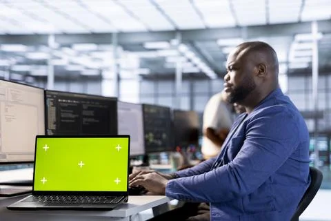 Server room programmer using green screen laptop Stock-Fotos
