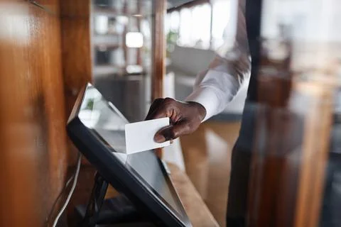 Server using computer in restaurant and swiping card putting orders in Foto stock