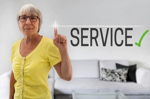 Servic touchscreen is shown by senior Fotos de archivo