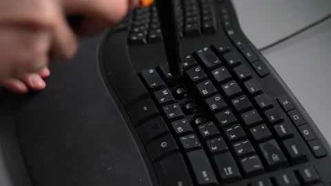 Service center worker disassembling and cleaning dusty ergonomic computer Vidéo 342766860