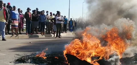 Service Delivery Protest Blocks Road After Water Cut in Du Noon, Cape Town Video stock 340227620