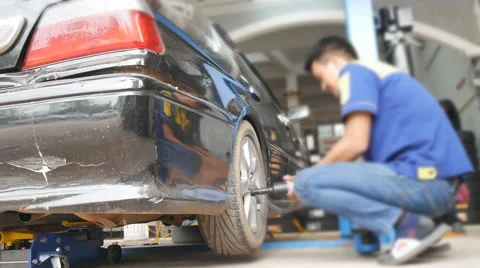 Service man to replace tire 動画素材 62844542