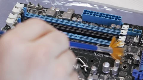 Service for repair and cleaning of computer equipment. The service worker 库存影片 105073785