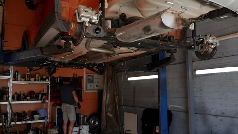 A service worker is looking for a tool to start repairing a car. Vídeos de archivo 248167143