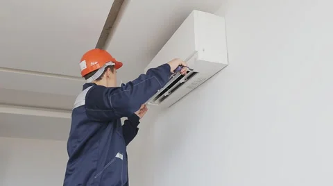 Serviceman measures a air conditioning 스톡 동영상 68420698