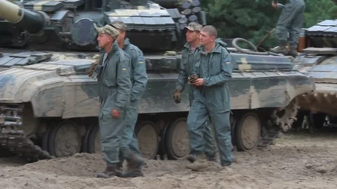 Serviceman near their tanks during the Ukrainian Army exercises on the field. Video stock 80366972