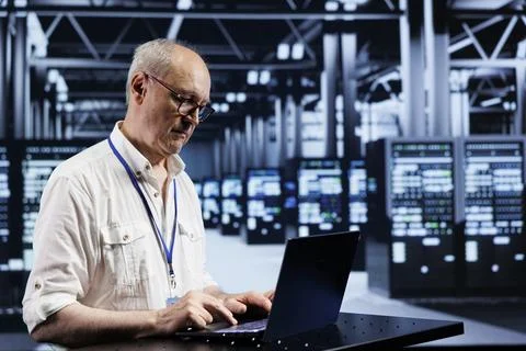 Serviceman setting up gaming servers Foto stock