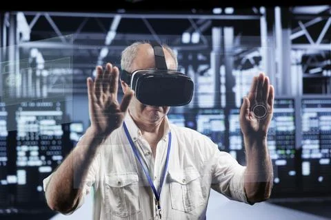 Serviceman using VR in data center Stockfoto's