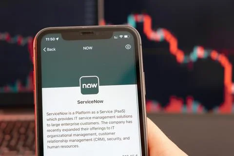 ServiceNow stock price decrease on the trading market with downtrend line graph 스톡 사진