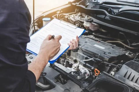 Services car engine machine concept, Automobile mechanic repairman checking a Foto stock