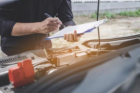 Services car engine machine concept, Automobile mechanic repairman checking a Foto stock
