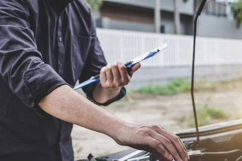 Services car engine machine concept, Automobile mechanic repairman checking a Foto stock