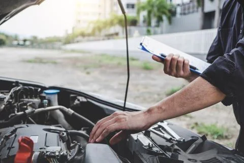 Services car engine machine concept, Automobile mechanic repairman checking a Foto stock