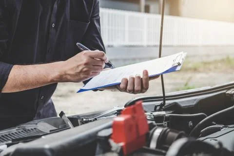 Services car engine machine concept, Automobile mechanic repairman checking a Foto stock
