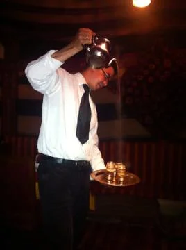 Serving Algerian tea Foto stock