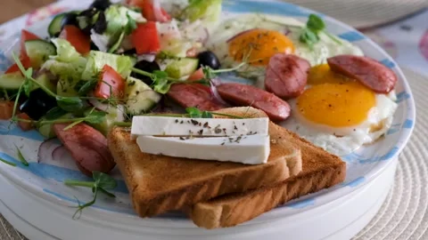 Serving and Cutting Breakfast Plate with Eggs and Vegetables Vídeos de archivo 332111205