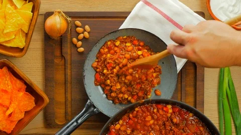 Serving and styling chilli con carne Stockbeeldmateriaal 107539686