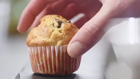 Serving of appetizing muffin with dried tomatoes and olives. Stock-Footage 151043412