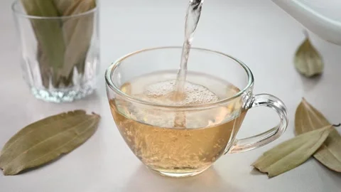 Serving bay leaf water 動画素材 245543462