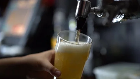 Serving beer in a pint Video stock 129222168