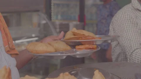 Serving breakfast plate jalebi and poori in varanasi market Video stock 220765902