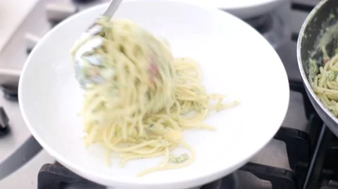 Serving carbonara in a bowl 스톡 동영상 64091565