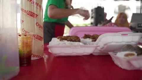 Serving chicken in Malysia 库存影片 141950668