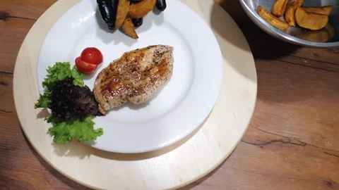 Before serving. the cook applies fried potatoes. 스톡 동영상 205210231