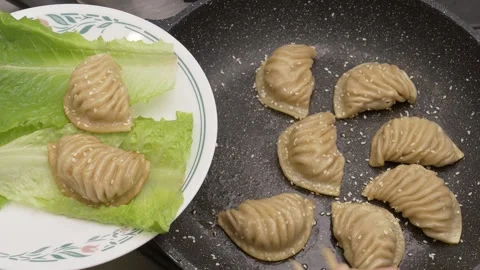 Serving cooked gyoza using chopsticks 库存影片 292697281