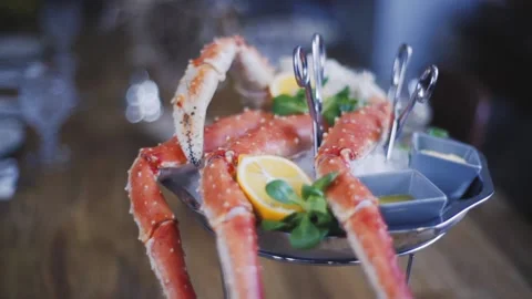 Serving crab in a restaurant. Stock Footage 131408402