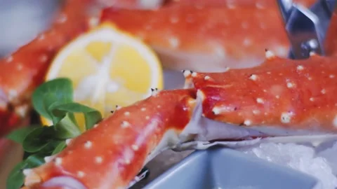 Serving crab in a restaurant. Stock Footage 131411929