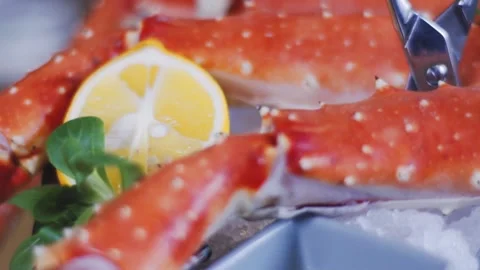 Serving crab in a restaurant. Stock Footage 131411945