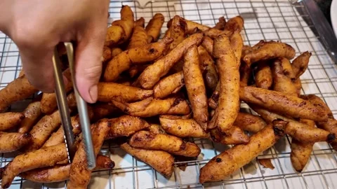 Serving crispy fried street food, Thailand Video stock 344373232