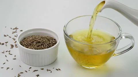 Serving cumin tea 動画素材 220765092