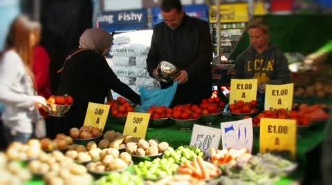 Serving customers at a busy fruit and veg market Video stock 10862400