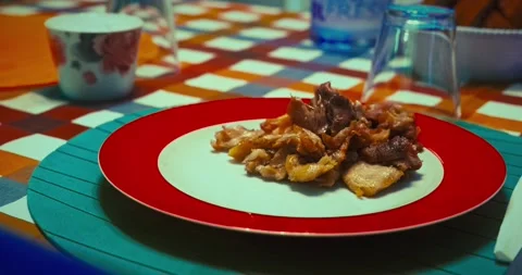 Serving delicious fried chicken dinner Stockbeeldmateriaal 167432091