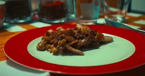 Serving delicious fried chicken dinner Stockbeeldmateriaal 167432113