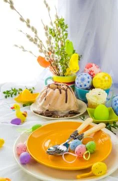 Serving easter table cake eggs Foto stock