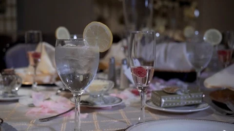 Serving exquisite wedding table Video stock 105651994