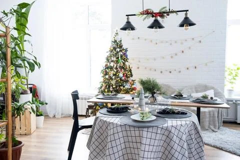 Serving a festive table with plates, forks, knives, napkins, glasses close-.. Foto stock