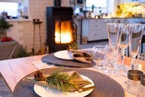 Serving festive table with plates, forks, knives, napkins, glasses close-up.. Foto stock