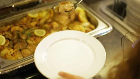 Serving food on a plate 動画素材 94465244